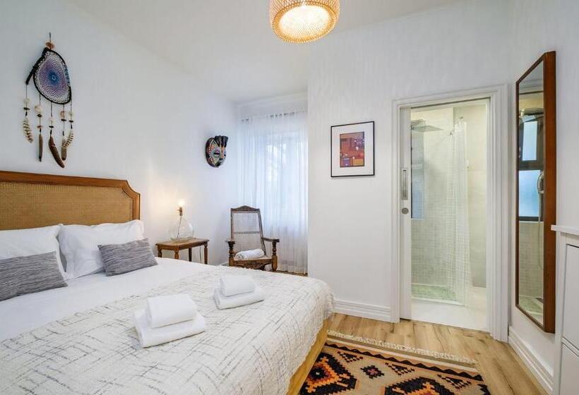 Cascais Central Apartment With Garden And Deck