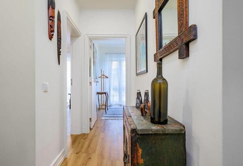 Cascais Central Apartment With Garden And Deck