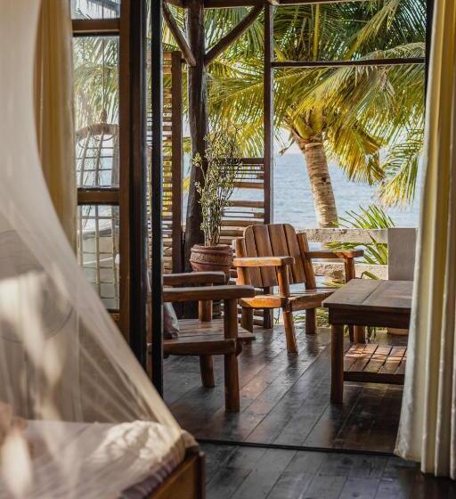 منتجع Amami Beachfront Villa With Private Beach