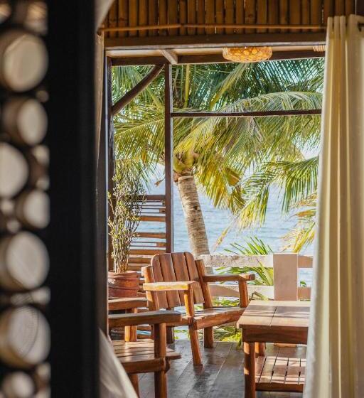 منتجع Amami Beachfront Villa With Private Beach