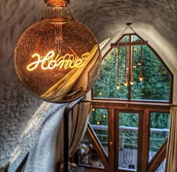 Căsuțele De Sub șipote