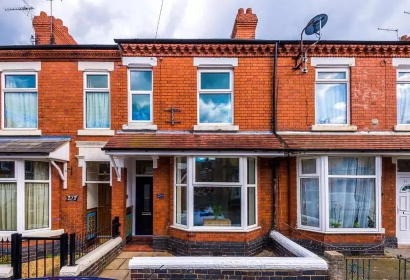 Spacious 4 Bed House In Crewe By 53 Degrees Property, Ideal For Business & Contractors, Great Locati