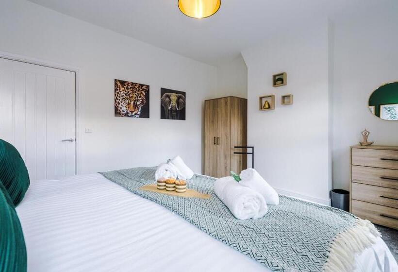 Spacious 4 Bed House In Crewe By 53 Degrees Property, Ideal For Business & Contractors, Great Locati