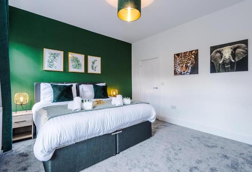 Spacious 4 Bed House In Crewe By 53 Degrees Property, Ideal For Business & Contractors, Great Locati