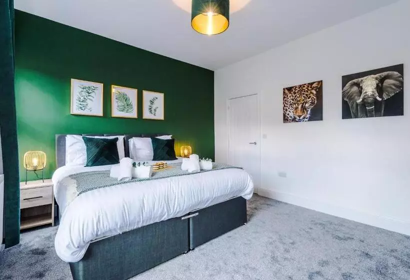 Spacious 4 Bed House In Crewe By 53 Degrees Property, Ideal For Business & Contractors, Great Locati