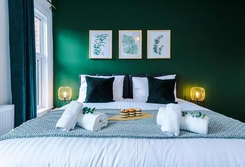 Spacious 4 Bed House In Crewe By 53 Degrees Property, Ideal For Business & Contractors, Great Locati