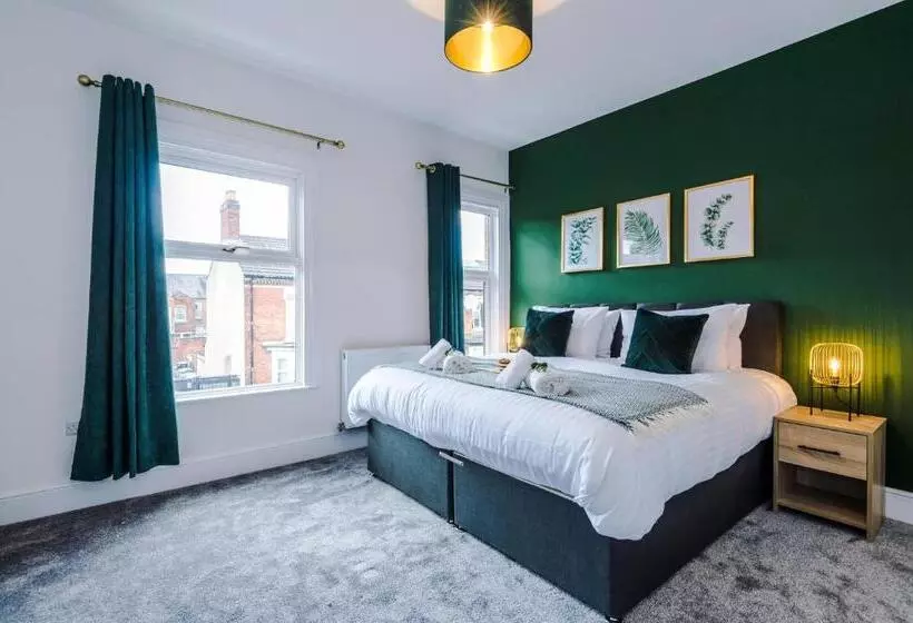 Spacious 4 Bed House In Crewe By 53 Degrees Property, Ideal For Business & Contractors, Great Locati