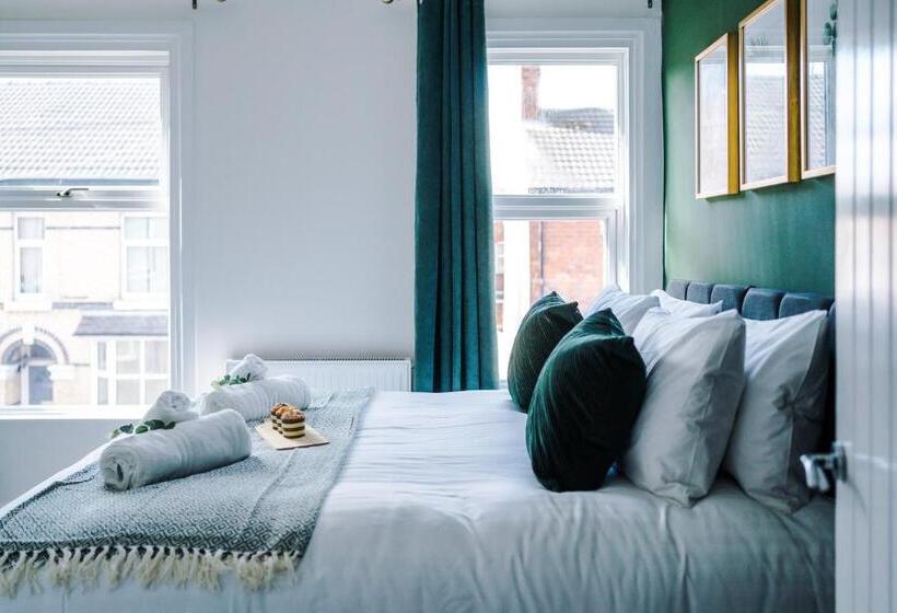 Spacious 4 Bed House In Crewe By 53 Degrees Property, Ideal For Business & Contractors, Great Locati