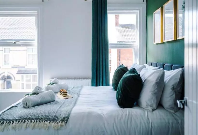 Spacious 4 Bed House In Crewe By 53 Degrees Property, Ideal For Business & Contractors, Great Locati