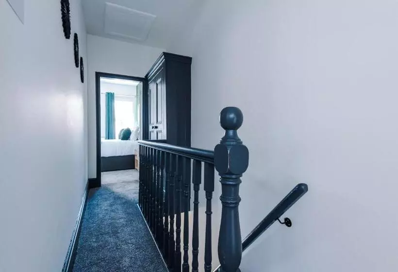 Spacious 4 Bed House In Crewe By 53 Degrees Property, Ideal For Business & Contractors, Great Locati