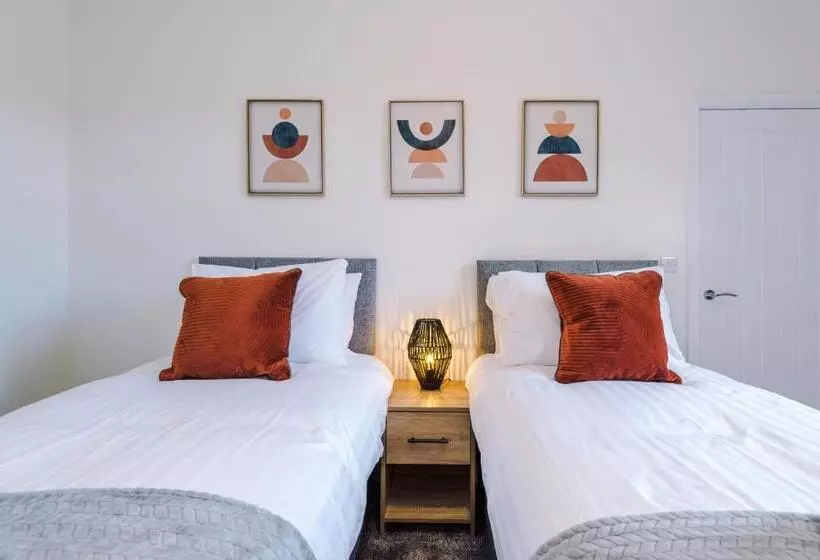 Spacious 4 Bed House In Crewe By 53 Degrees Property, Ideal For Business & Contractors, Great Locati