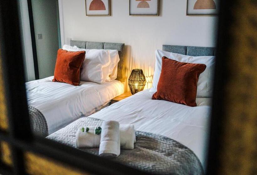 Spacious 4 Bed House In Crewe By 53 Degrees Property, Ideal For Business & Contractors, Great Locati