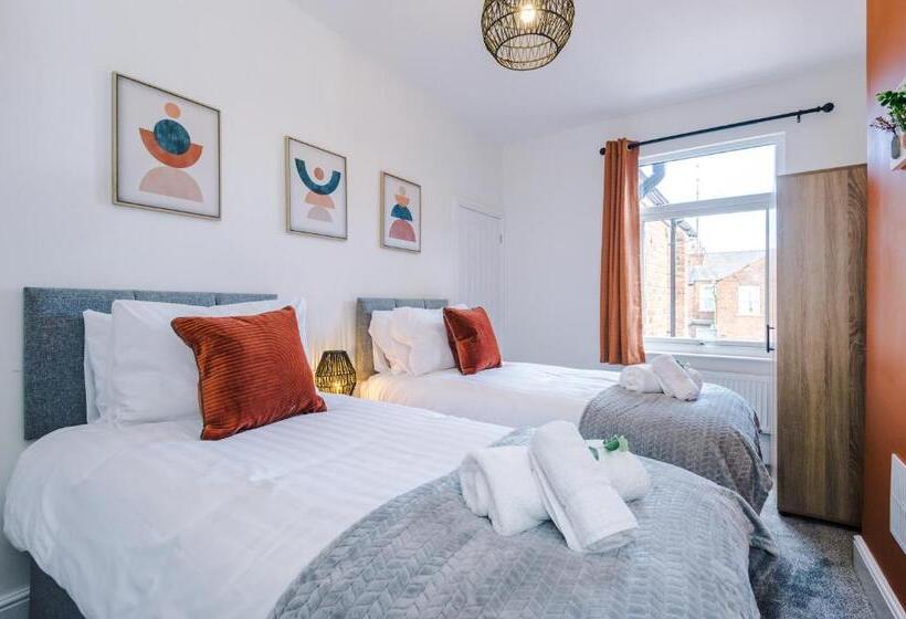 Spacious 4 Bed House In Crewe By 53 Degrees Property, Ideal For Business & Contractors, Great Locati