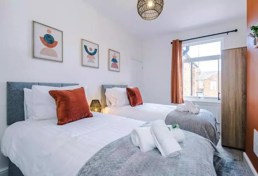 Spacious 4 Bed House In Crewe By 53 Degrees Property, Ideal For Business & Contractors, Great Locati