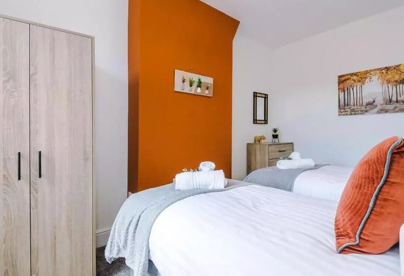 Spacious 4 Bed House In Crewe By 53 Degrees Property, Ideal For Business & Contractors, Great Locati