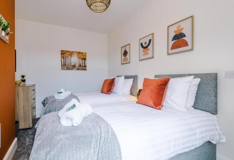 Spacious 4 Bed House In Crewe By 53 Degrees Property, Ideal For Business & Contractors, Great Locati