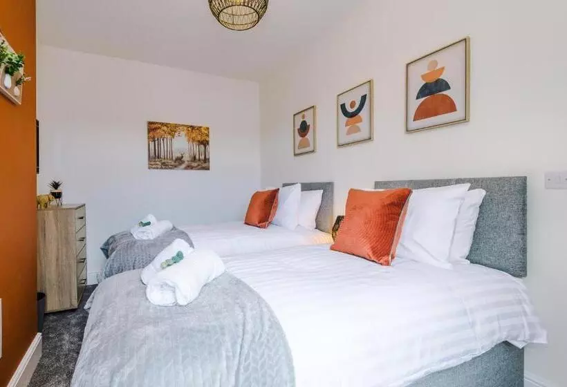 Spacious 4 Bed House In Crewe By 53 Degrees Property, Ideal For Business & Contractors, Great Locati