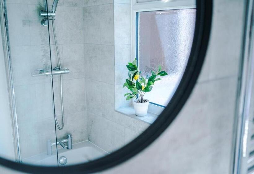 Spacious 4 Bed House In Crewe By 53 Degrees Property, Ideal For Business & Contractors, Great Locati