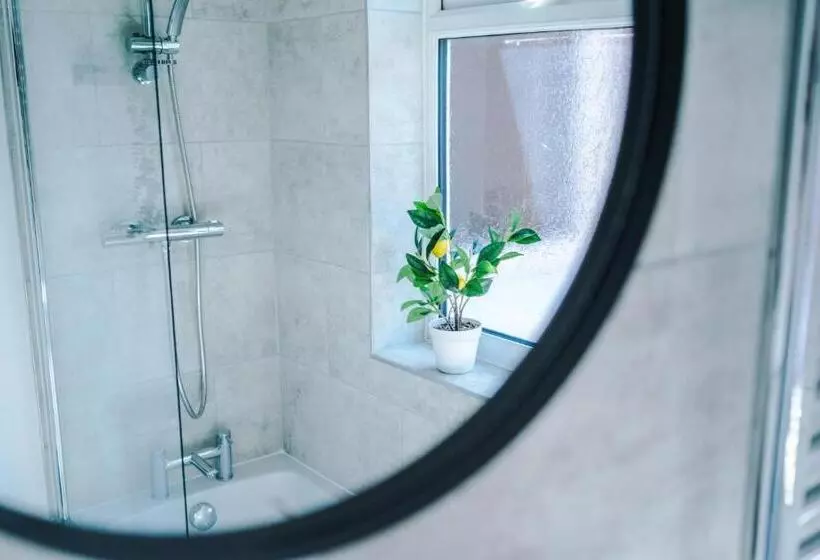 Spacious 4 Bed House In Crewe By 53 Degrees Property, Ideal For Business & Contractors, Great Locati