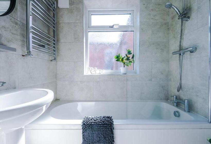 Spacious 4 Bed House In Crewe By 53 Degrees Property, Ideal For Business & Contractors, Great Locati