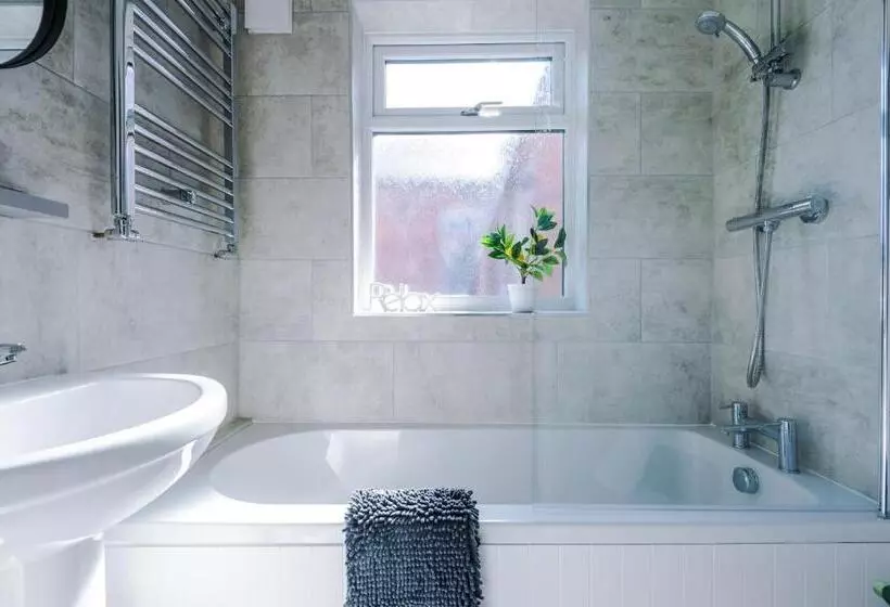 Spacious 4 Bed House In Crewe By 53 Degrees Property, Ideal For Business & Contractors, Great Locati