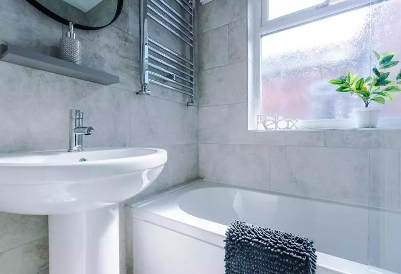 Spacious 4 Bed House In Crewe By 53 Degrees Property, Ideal For Business & Contractors, Great Locati