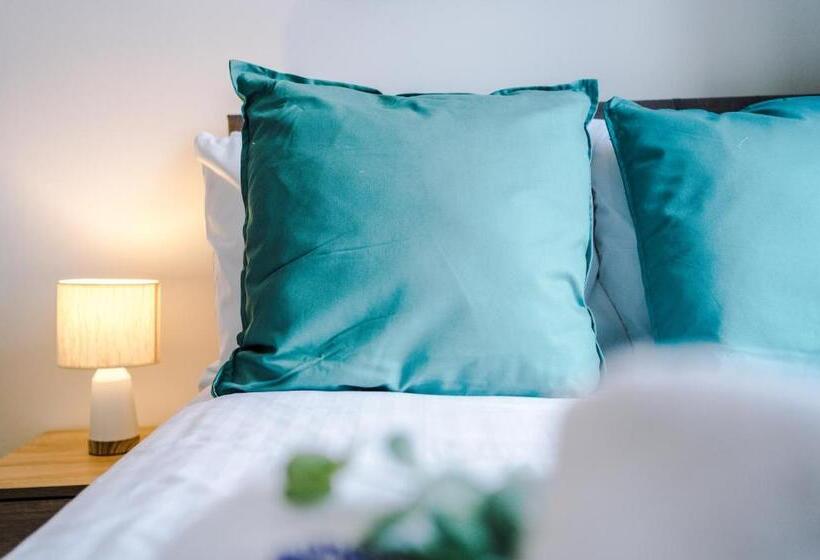 Spacious 4 Bed House In Crewe By 53 Degrees Property, Ideal For Business & Contractors, Great Locati