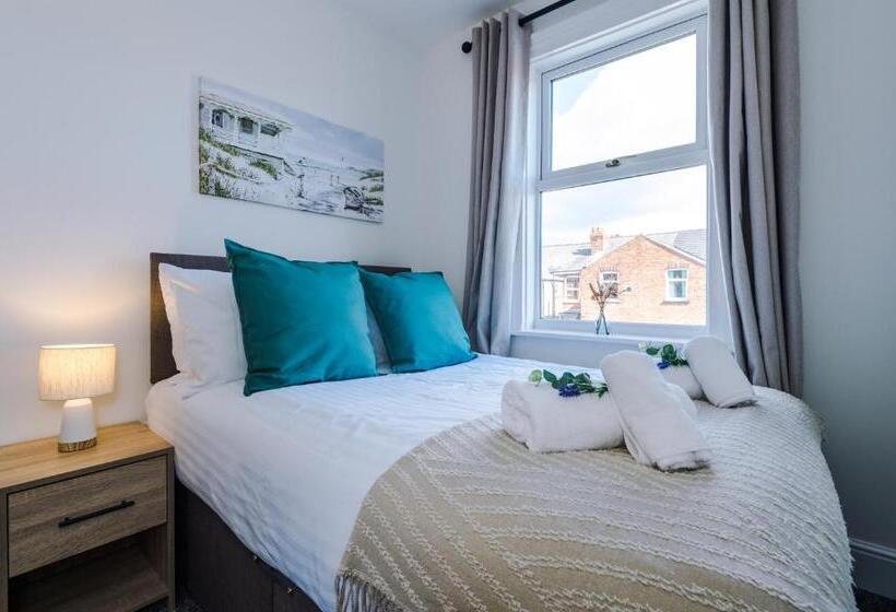 Spacious 4 Bed House In Crewe By 53 Degrees Property, Ideal For Business & Contractors, Great Locati