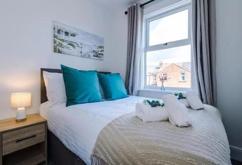 Spacious 4 Bed House In Crewe By 53 Degrees Property, Ideal For Business & Contractors, Great Locati