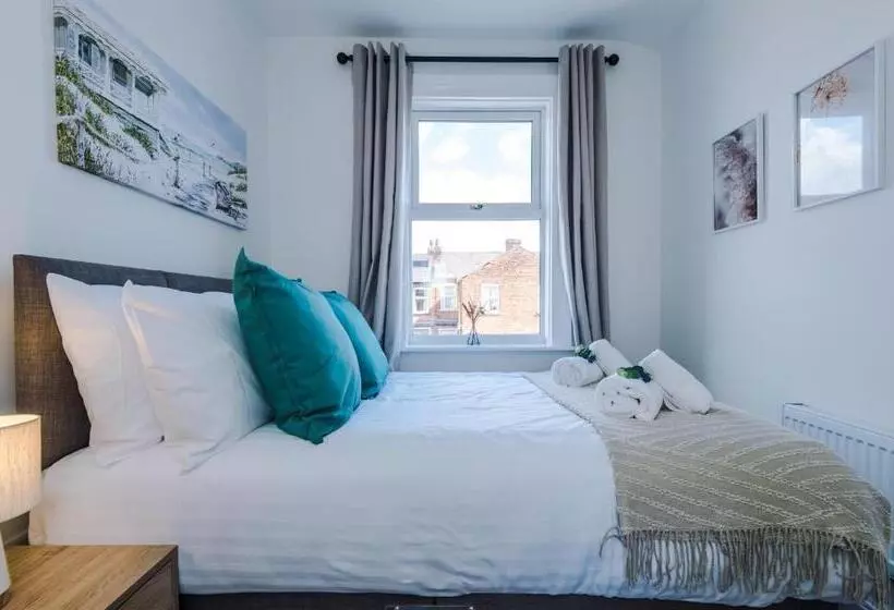 Spacious 4 Bed House In Crewe By 53 Degrees Property, Ideal For Business & Contractors, Great Locati