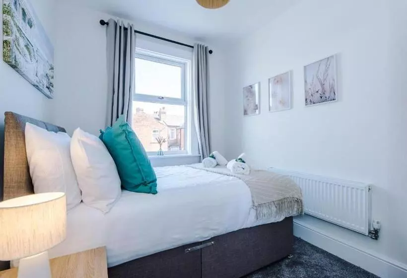 Spacious 4 Bed House In Crewe By 53 Degrees Property, Ideal For Business & Contractors, Great Locati