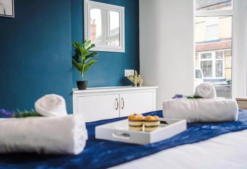 Spacious 4 Bed House In Crewe By 53 Degrees Property, Ideal For Business & Contractors, Great Locati