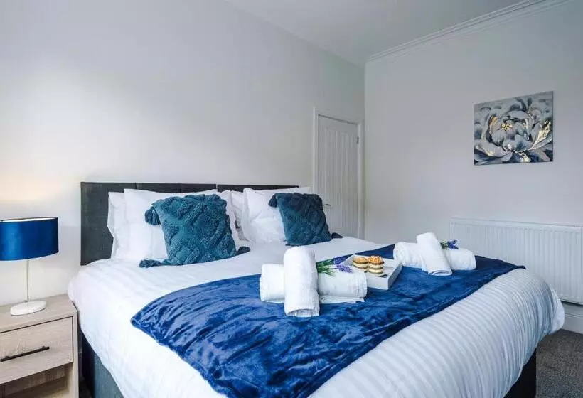 Spacious 4 Bed House In Crewe By 53 Degrees Property, Ideal For Business & Contractors, Great Locati