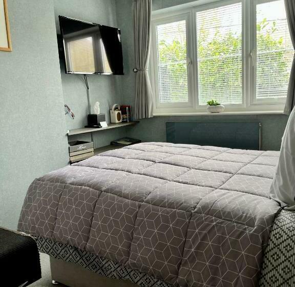 تختخواب و صبحانه Woodbriar