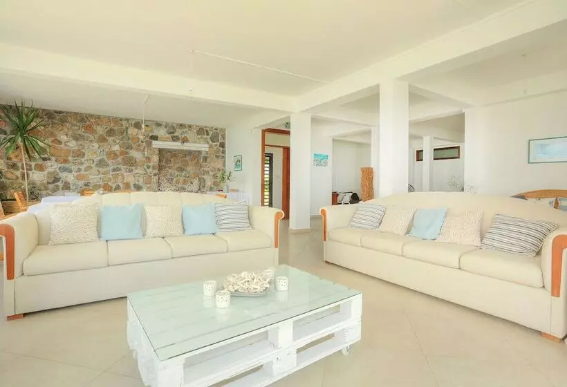 تختخواب و صبحانه Auberge Seafever