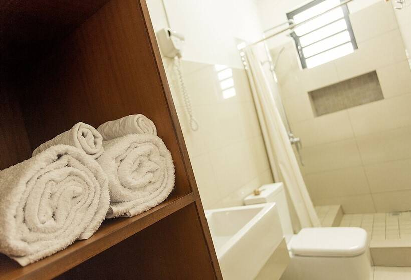 تختخواب و صبحانه Auberge Seafever