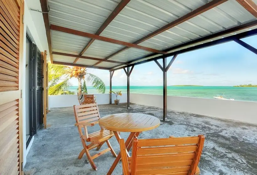 تختخواب و صبحانه Auberge Seafever