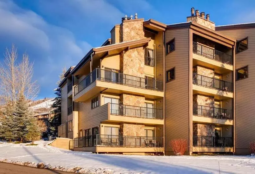 1005   Walk To Ski Modern Luxurious Townhome