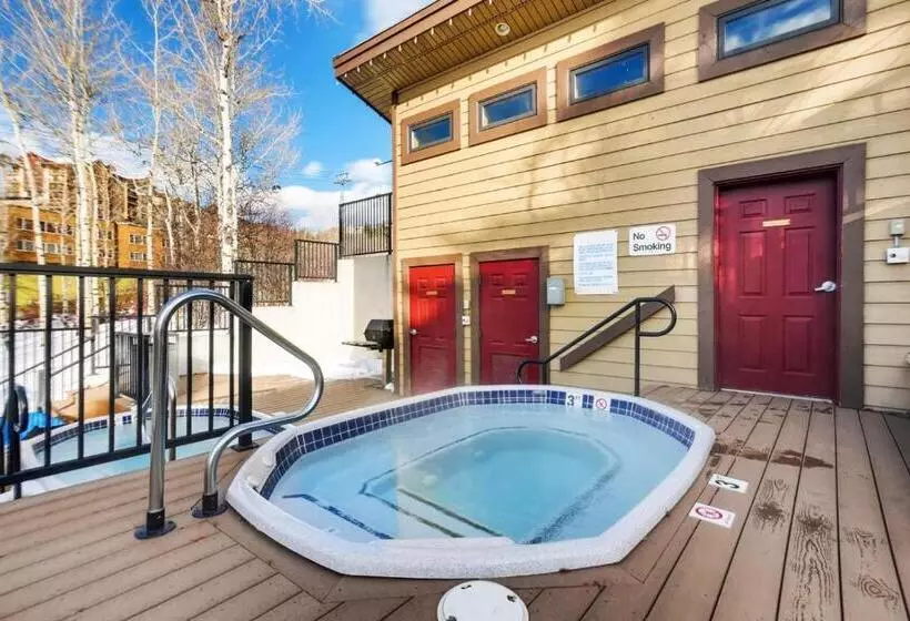 1005   Walk To Ski Modern Luxurious Townhome