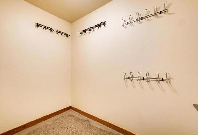 1005 Walk To Ski Modern Luxurious Townhome