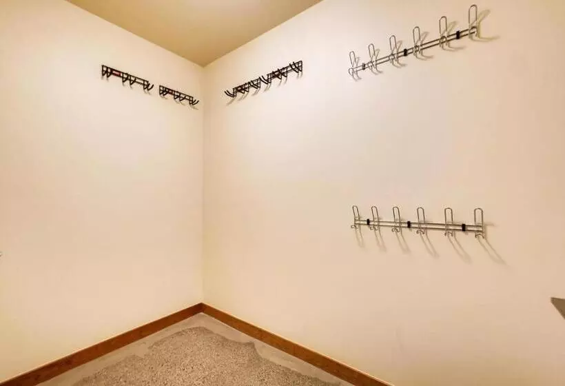 1005   Walk To Ski Modern Luxurious Townhome