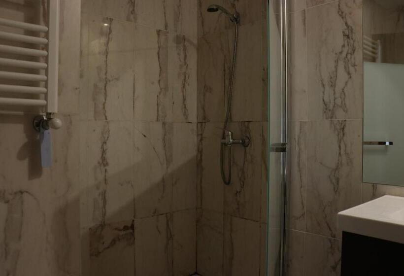 پانسیون Metro Heroismo Residence