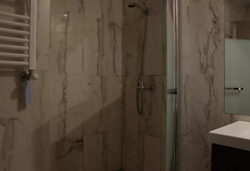 پانسیون Metro Heroismo Residence