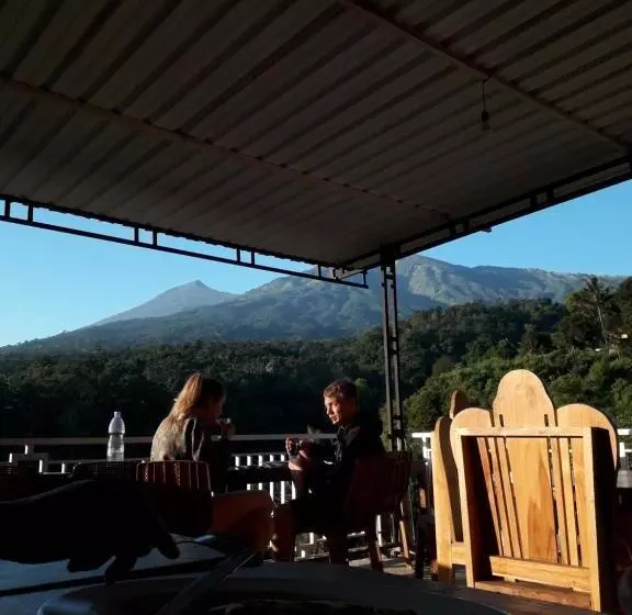 Retkeilymaja Rinjani Houseboon