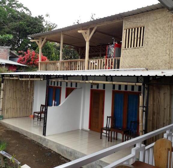 Общежитие Rinjani Houseboon