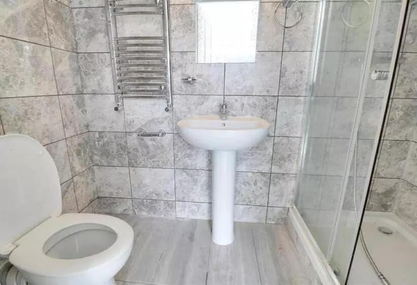 ベッドアンドブレックファースト Stanwell Stansted Airport