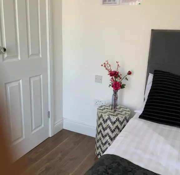 ベッドアンドブレックファースト Stanwell Stansted Airport