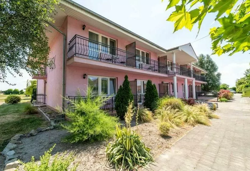 Majatalo Apartmány Karmon Park