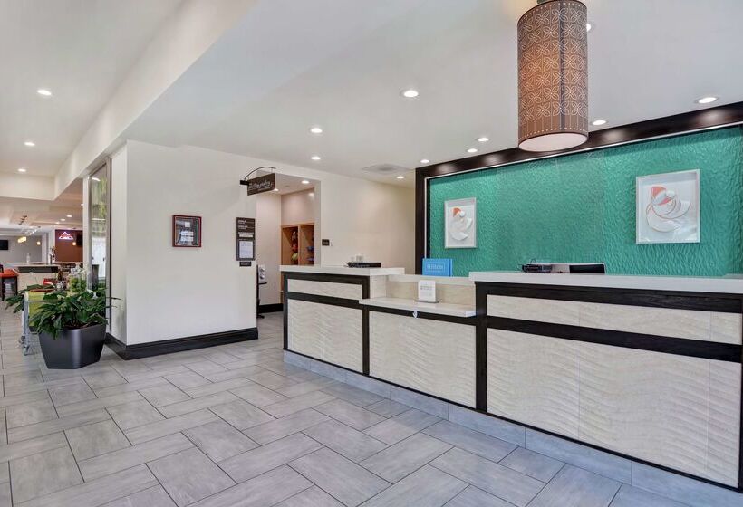 בית מלון כפרי Hilton Garden Inn Fayettevile