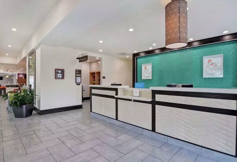 בית מלון כפרי Hilton Garden Inn Fayettevile